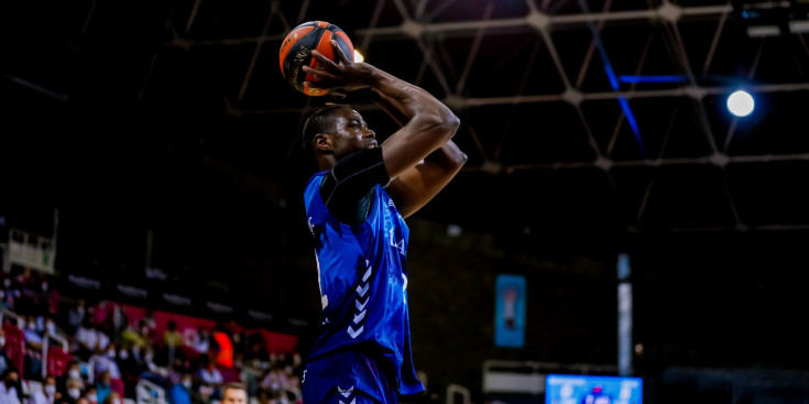 Diagne intenta el tir en el partit davant el Reial Madrid al Poliesportiu.