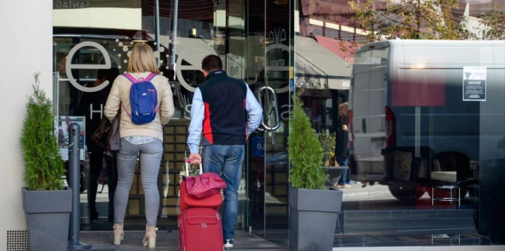 Dos turistes entren en un hotel.