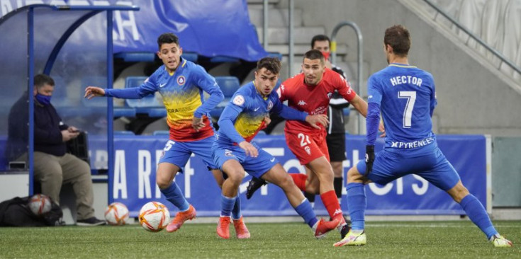 Els jugadors de l’FC Andorra lluiten una pilota en el darrer partit de lliga a l’Estadi Nacional.
