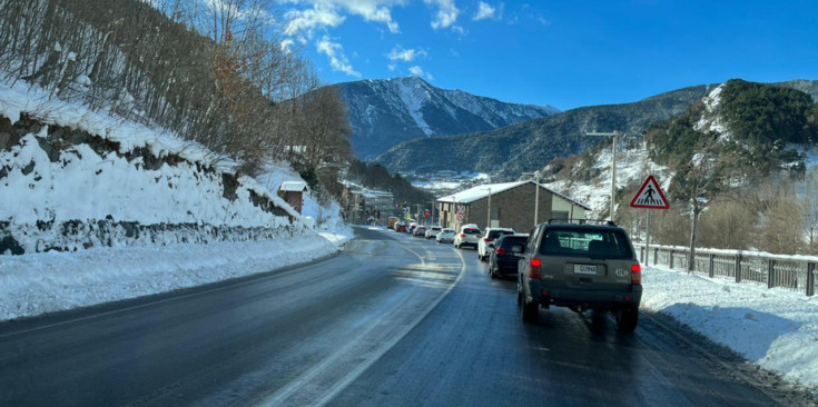 Retencions a la sortida d'Ordino en direcció a la Massana.