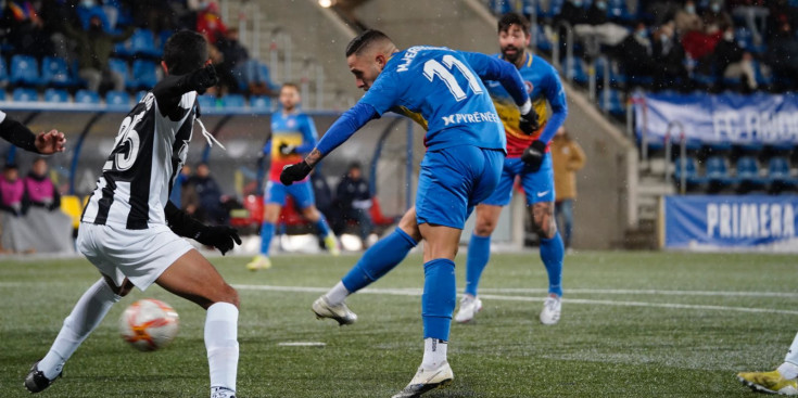 Marc Fernández intenta el xut en una jugada del partit d’ahir entre l’FC Andorra i l’RB Linense.