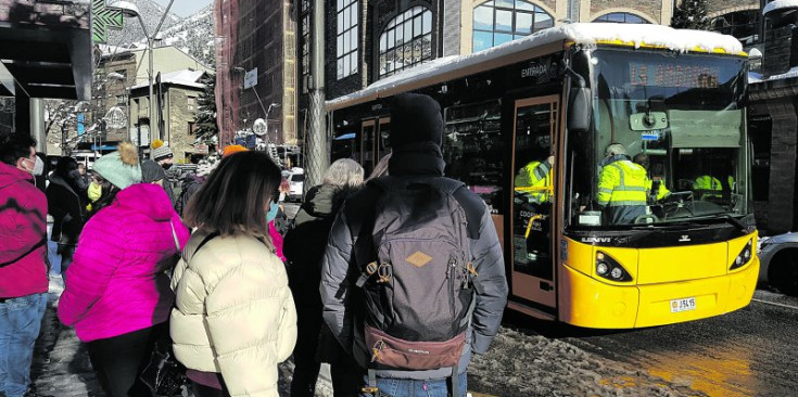 Passatgers de la Massana afectats per les limitacions d’aforament al transport públic dilluns passat.