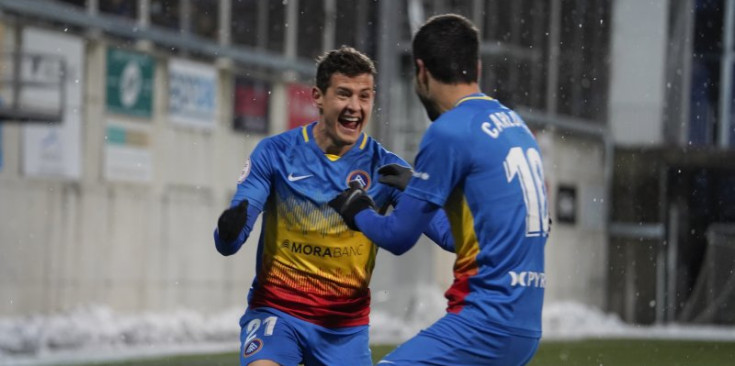Bover celebra un gol amb Martínez.