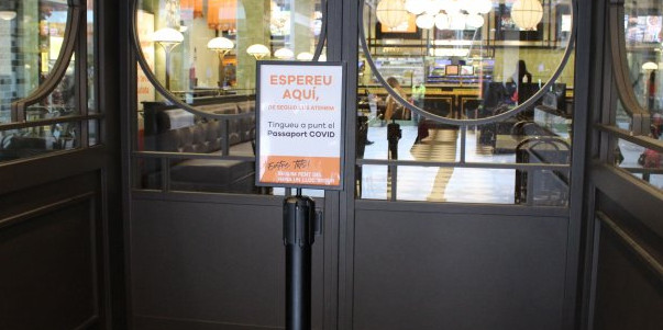 Un cartell demanant el Certificat Covid, a l’entrada d’un restaurant.