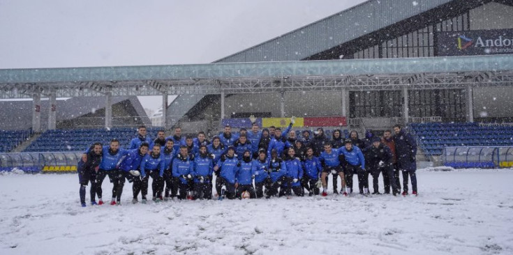 L’FC Andorra durant l’entrenament d’ahir, sota la neu, a l’Estadi Nacional.