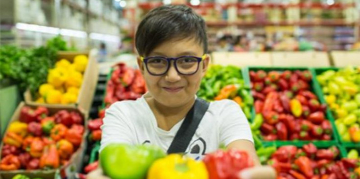 Un nen en un supermercat.