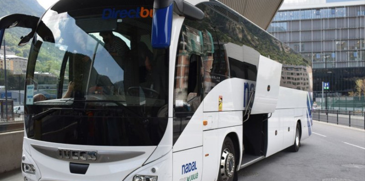 Un autobús del Direct Bus a punt de sortir cap a Barcelona.