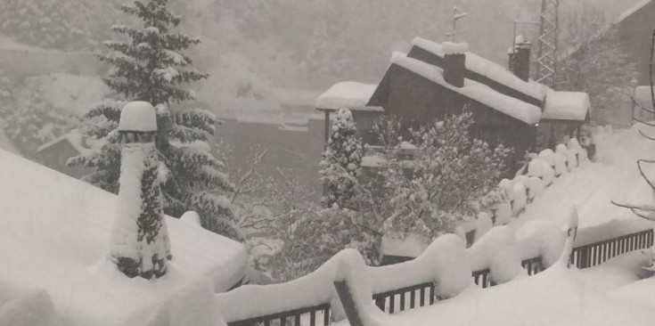 La nevada de divendres en una urbanització de Ransol.