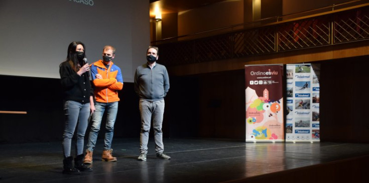 La cònsol menor, Eva Choy, i el conseller de Turisme, Esports i Dinamització, Jordi Serracanta, presenten la conferència de l'alpinista, Alberto Iñurrategi.