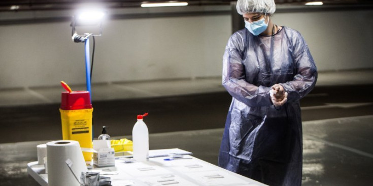 Imatge d’arxiu d’una voluntària pels tests d’antígens durant el confinament.