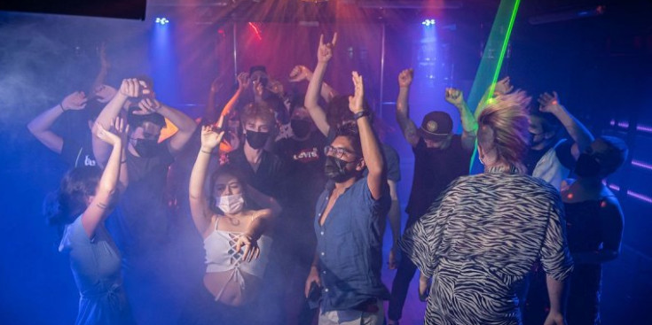 Gent ballant en una discoteca de Barcelona.