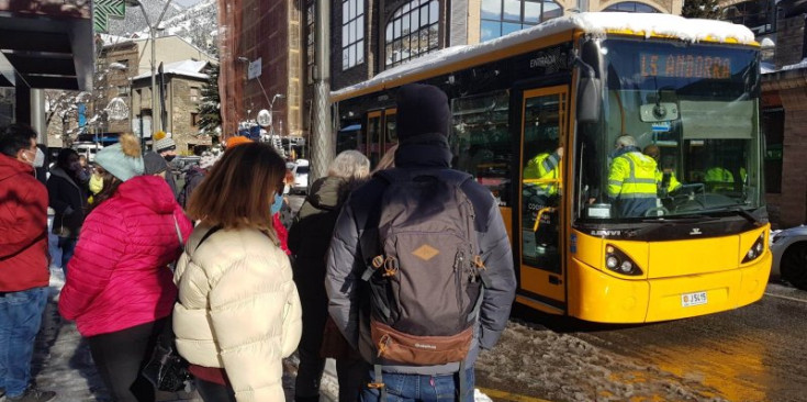 Usuaris esperant per agafar un bus L5 en direcció a Andorra la Vella, a la Massana.