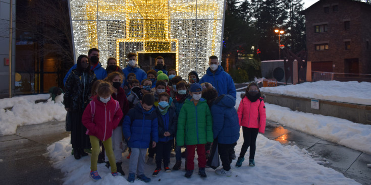 Els infants i la cònsol major d'Encamp, Laura Mas, durant la inauguració de les activitats de Nadal i Reis