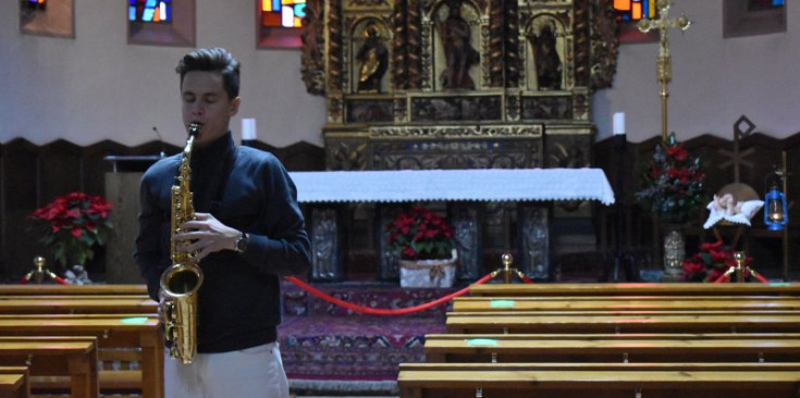 L’estudiant Mikhail Kazakov toca el saxo a l’església de Sant Esteve.
