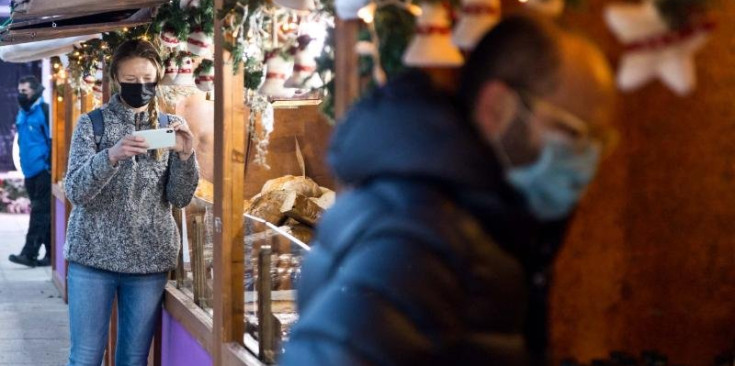 Alguns dels estands del Mercat de l’avet a la plaça de les Fontetes.