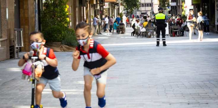 Uns nens juguen al carrer Callaueta el dia de la seva inauguració.