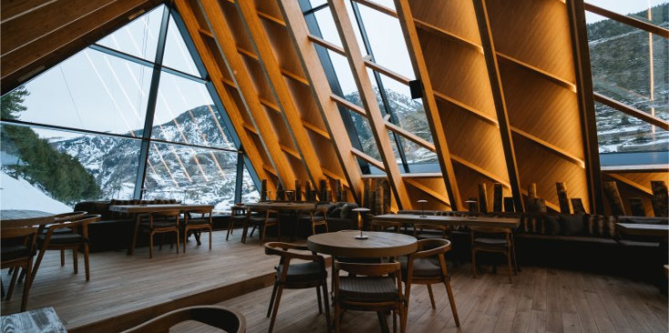 L’interior del restaurant del nou Abarset ubicat a peu de pista al Tarter.