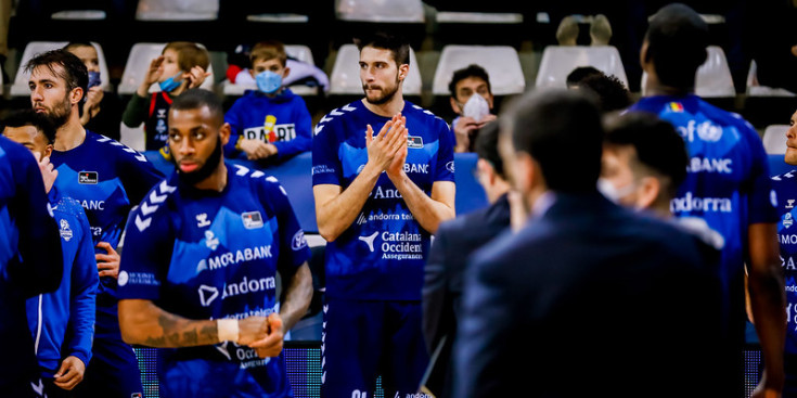 Membres del MoraBanc, durant l'escalfament d'un partit de la Lliga Endesa al Poliesportiu.