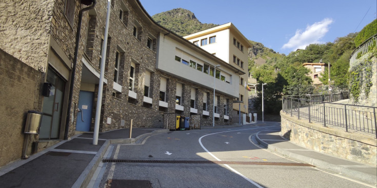 El carrer de la parròquia d'Escaldes on els vehicles poden aparcar fins al 9 de gener.