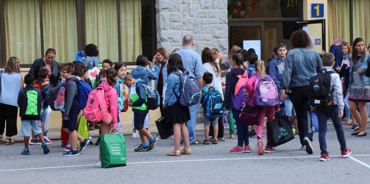 Alumnes a l'exterior de l'escola andorrana de Sant Julià de Lòria.