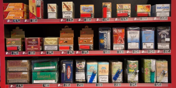 Productes de tabac a la venda en un estanc del país.