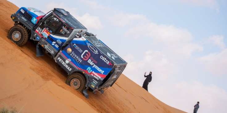 El camió d’Albert Llovera puja una duna al ral·li Dakar.