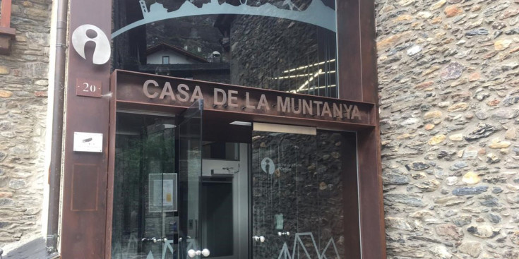 Entrada de l'oficina de turisme d'Ordino ubicada a la Cada de la Muntanya.