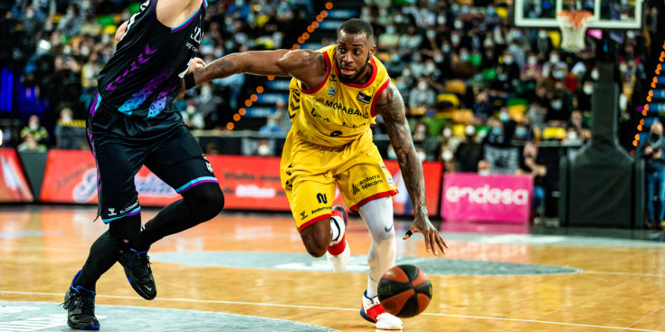 Miller-McIntyre intenta la jugada d'atac davant la defensa de Masiulis en el darrer partit de Lliga Endesa contra el Surne Bilbao Basket.