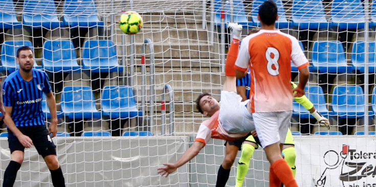 Emiliano Franco intenta una rematada acrobàtica en el duel entre Sant Julià i Inter de la Supercopa, a l'octubre.