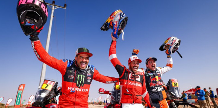 Sunderland (centre) celebra la victòria en el Dakar.