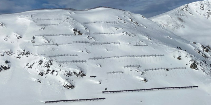 El desplegament de sistemes passius amb xarxes de fusta que aguanten la neu de la muntanya.