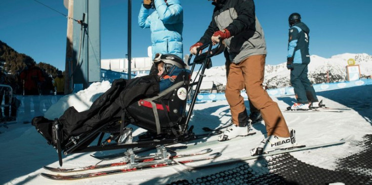 Un infant a punt de baixar per una pista d’esquí.
