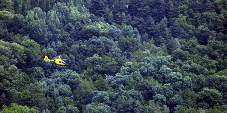 Un helicòpter sobrevola Andorra la Vella.