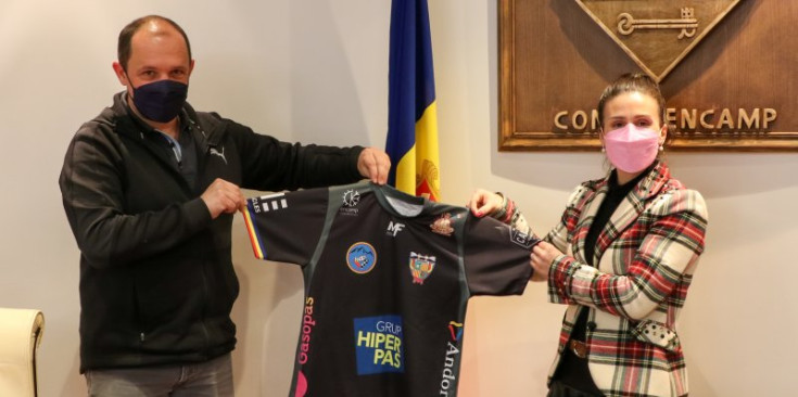 La cònsol major d'Encamp, Laura Mas, i el president del VPC Andorra de Rugbi XV, Gerard Giménez.