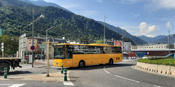 Imatge d'arxiu d'un autobús a la rotonda de la Dama de Gel.