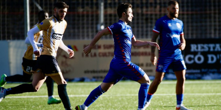 Àlex Martínez condueix la pilota en un atac de l'Atlètic davant l'Engordany, ahir al Centre d'Entrenament de la FAF.