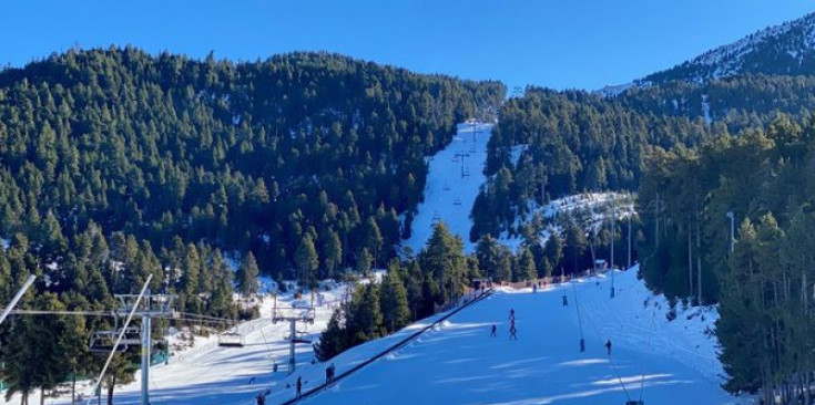 Uns esquiadors baixen a les pistes de Masella, a la Cerdanya.