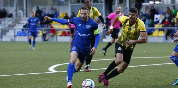 Vieira i Jaunde disputen una pilota en un duel de lliga entre Atlètic d’Escaldes i UE Santa Coloma.