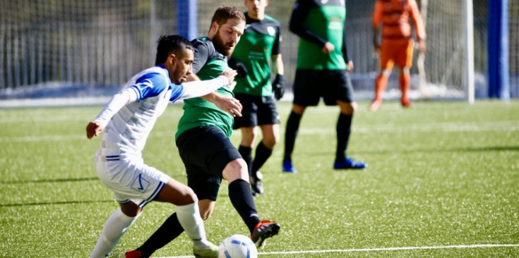 Marc Andrés, autor del gol del Restaurant Manacor UE Extremenya, en una acció del partit amb el jugador del Carroi Rodríguez, ahir a La Massana.