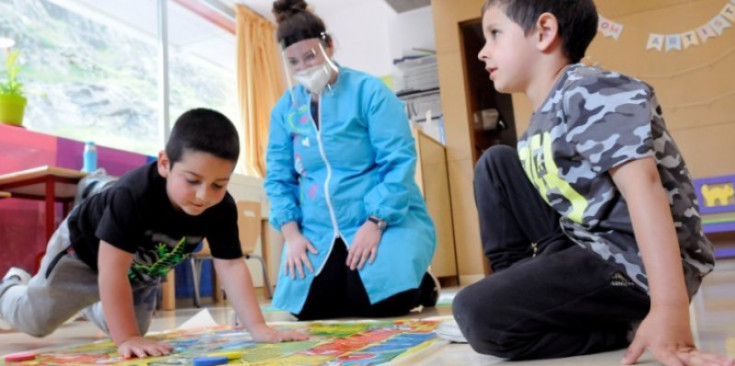 Imatge d’arxiu d’un alumne i una mestra a l’escola andorrana de Canillo.