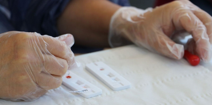 Un sanitari duu a terme un test d’antígens.