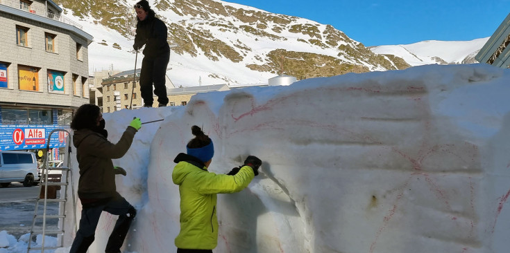 Els tres artistes andorrans comencen a modelar l'escultura de neu al Pas de la Casa.
