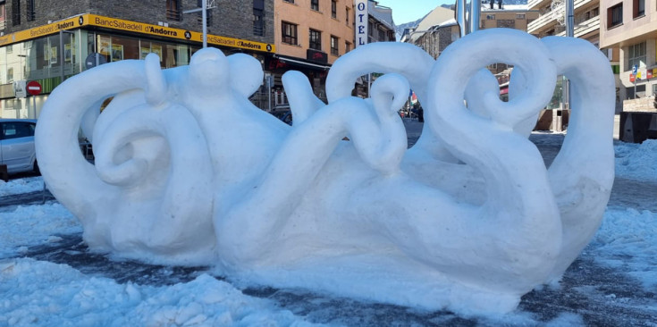 L'escultura de neu finalitzada.