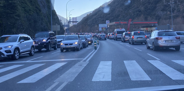 La cua de vehicles s'allarga fins a l'entrada de Sant Julià.