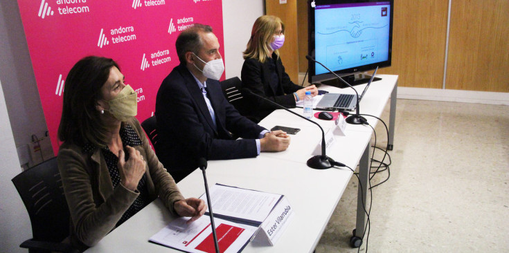 Ester Vilarrubla, Jordi Nadal i Inés Martí van explicar la iniciativa d’Andorra Telecom i el Ministeri d’Educació.