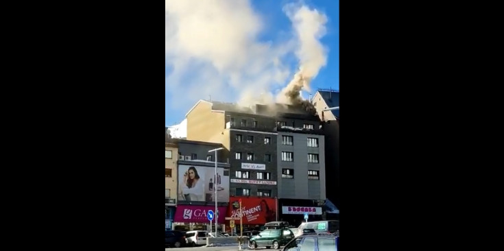 Captura de pantalla extreta d'un usuari de Twitter de l'incendi del Pas de la Casa.