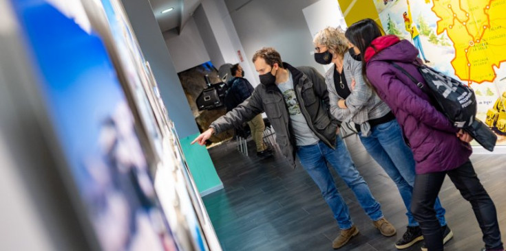 Un moment de la inauguració de la mostra a l’Espai Caldes, ahir.