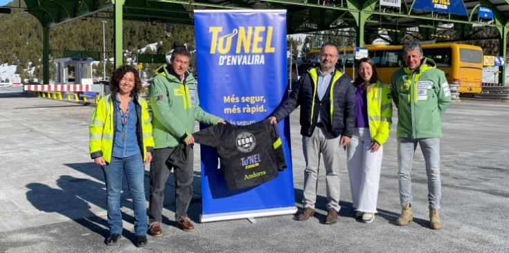 Els representants de la FAE i del Túnel d’Envalira, ahir en l’acte.