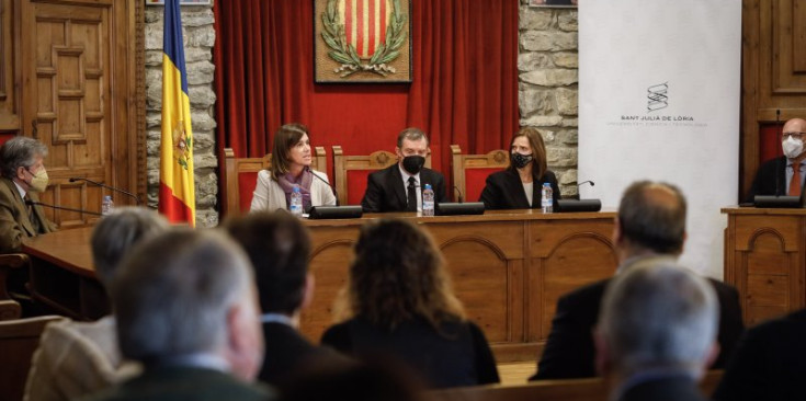 La ministra d’Educació, Ester Vilarrubla, el cònsol major lauredià, Josep Majoral, i la cònsol menor, Mireia Codina, a la presentació del projecte.