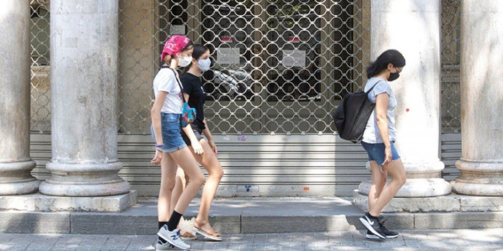 Imatge d’arxiu d’unes joves que passegen per Barcelona.